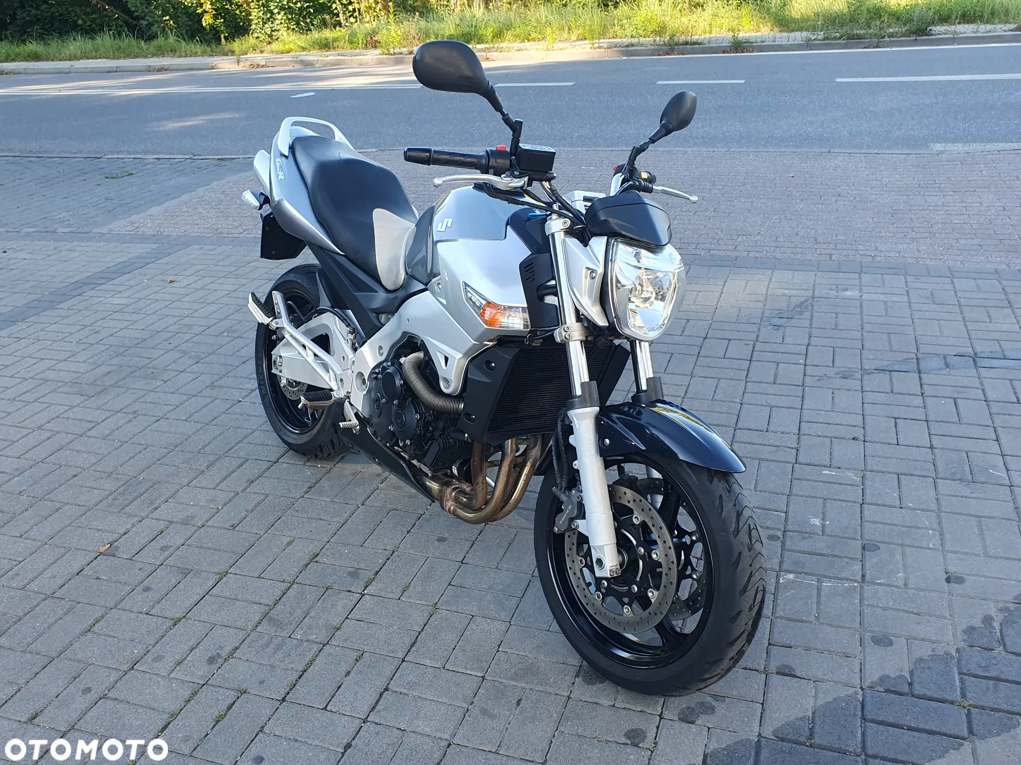 Suzuki GSR - 7