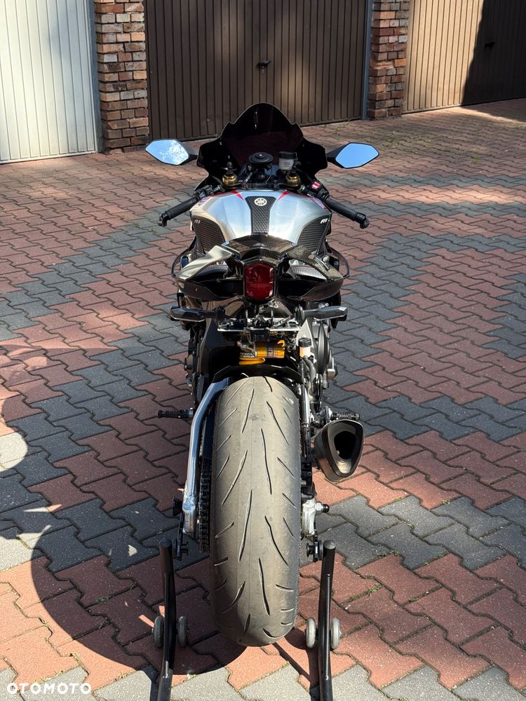 Yamaha R1 - 22