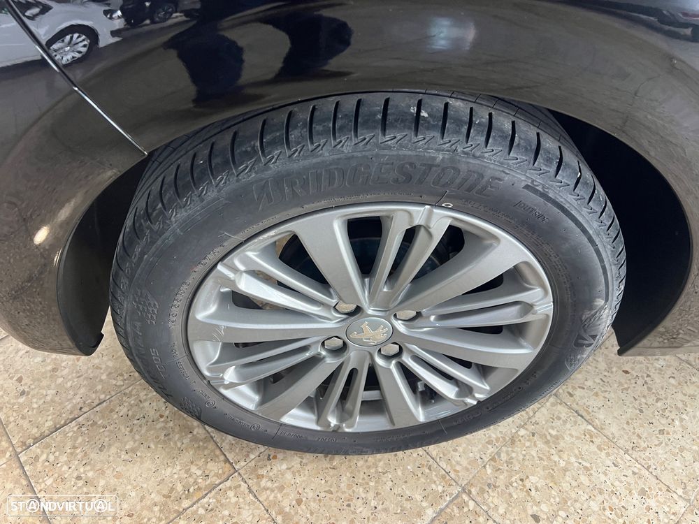 Peugeot 208 1.2 PureTech Style - 18