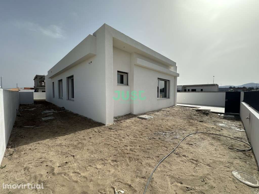 Moradia. térrea, isolada, T3 com 2 suítes, piscina e garagem em Aze... - Grande imagem: 2/30