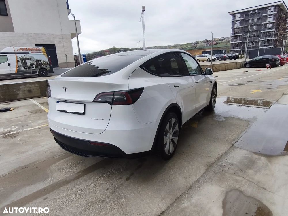 Tesla Model Y - 4