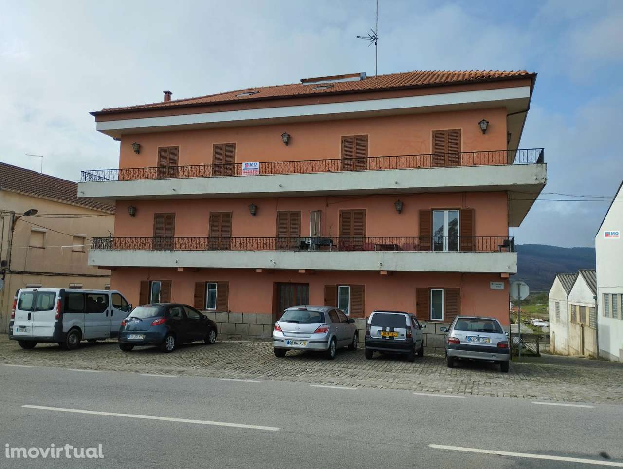 Edifício c/ 5 Apartamentos (3x T2 + 1 T3 + 1 T4) - Tortosendo - Grande imagem: 2/37