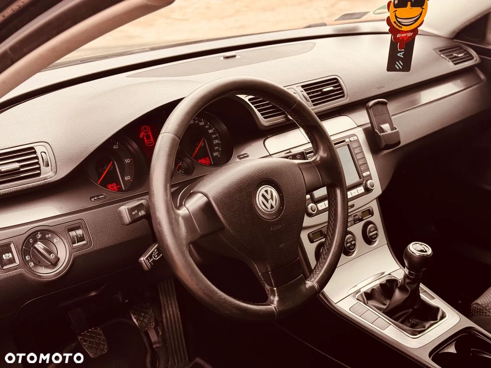 Volkswagen Passat - 25