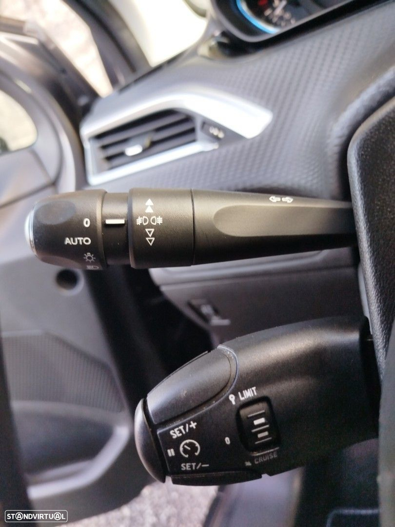 Peugeot 2008 1.2 PureTech Allure EAT6 - 9