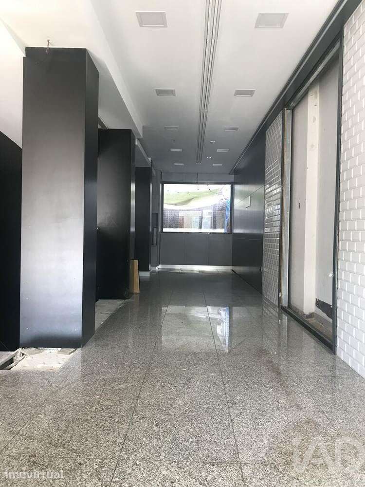 Loja / Estabelecimento Comercial em Lordelo Do Ouro E Massarelos de 25 - Grande imagem: 2/13