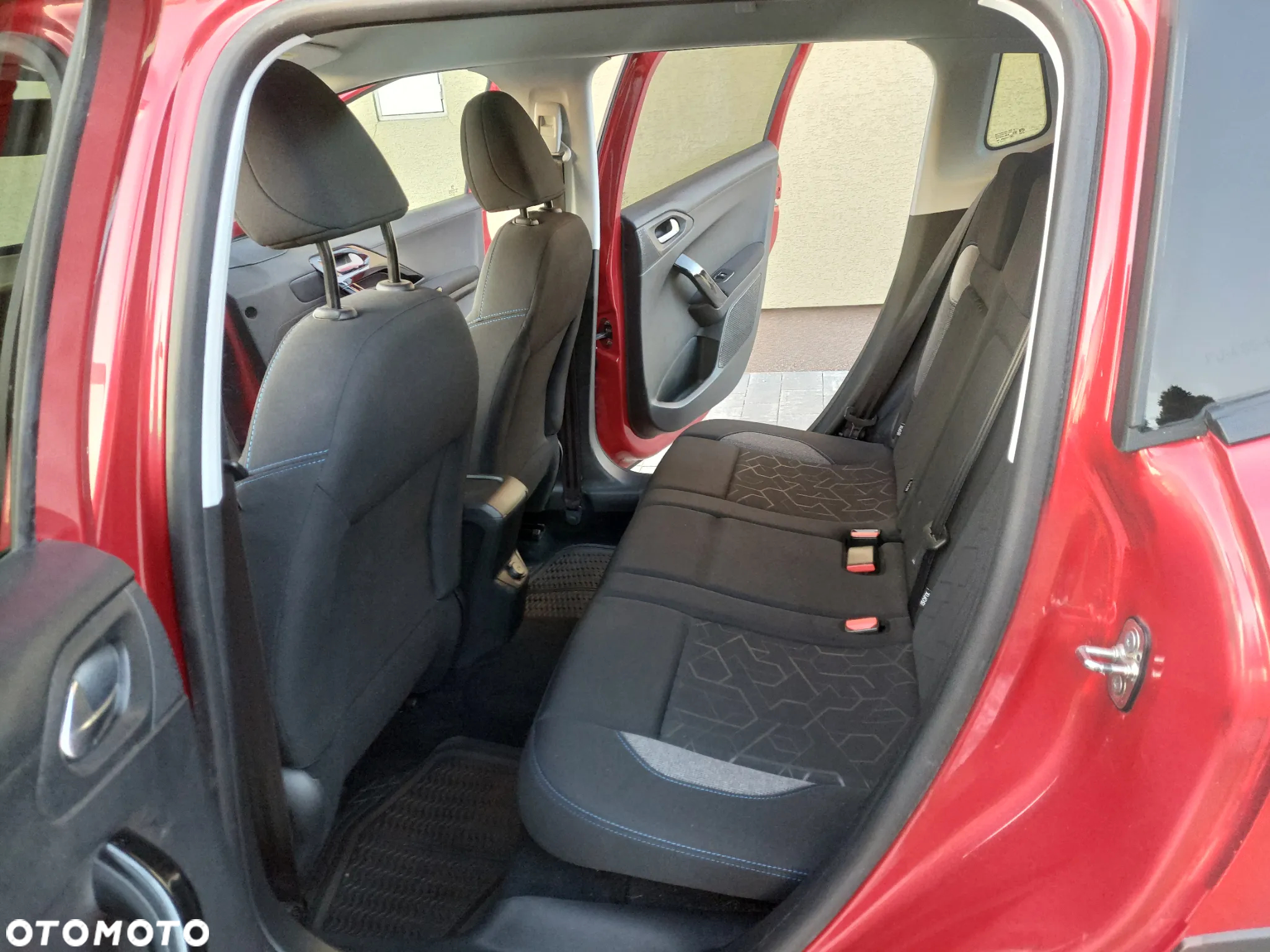 Peugeot 2008 1.2 Pure Tech GPF Signature S&S EAT6 - 13