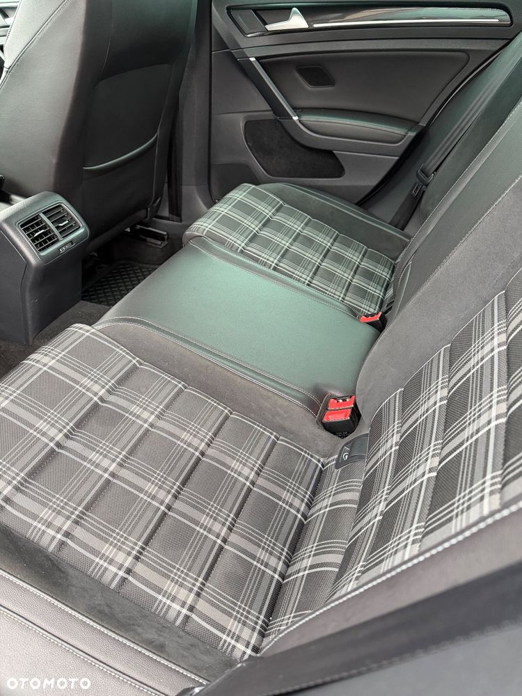 Volkswagen Golf - 11