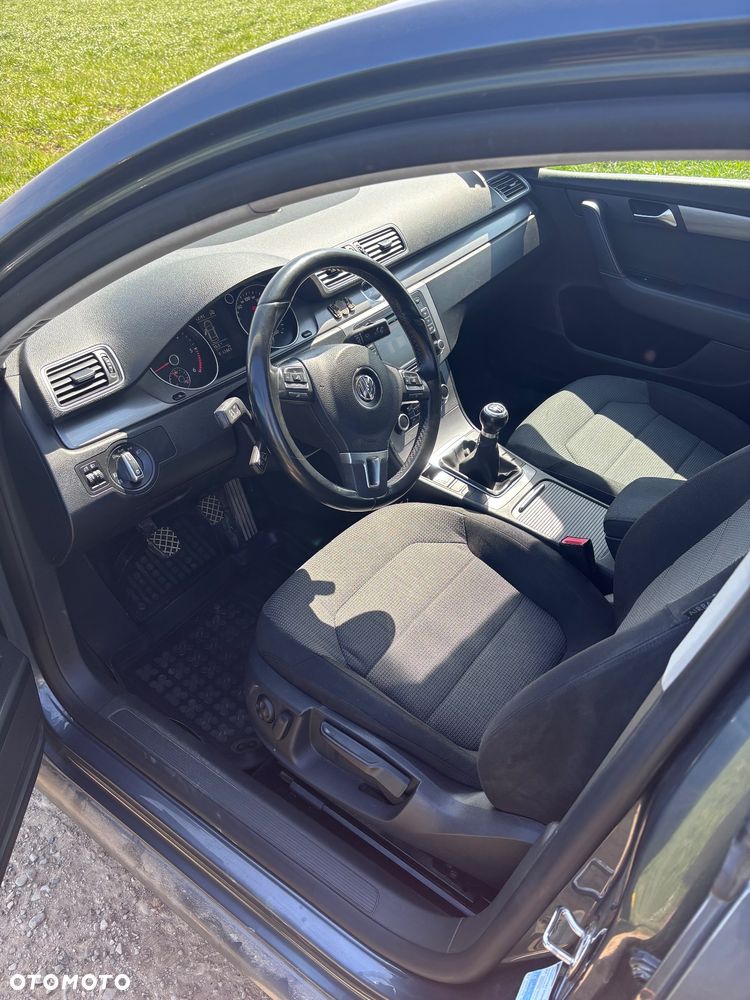 Volkswagen Passat 1.6 TDI DPF BlueMotion Technology Comfortline - 10