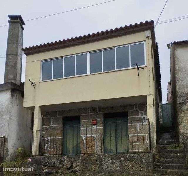 Alugo moradia com 3 quartos