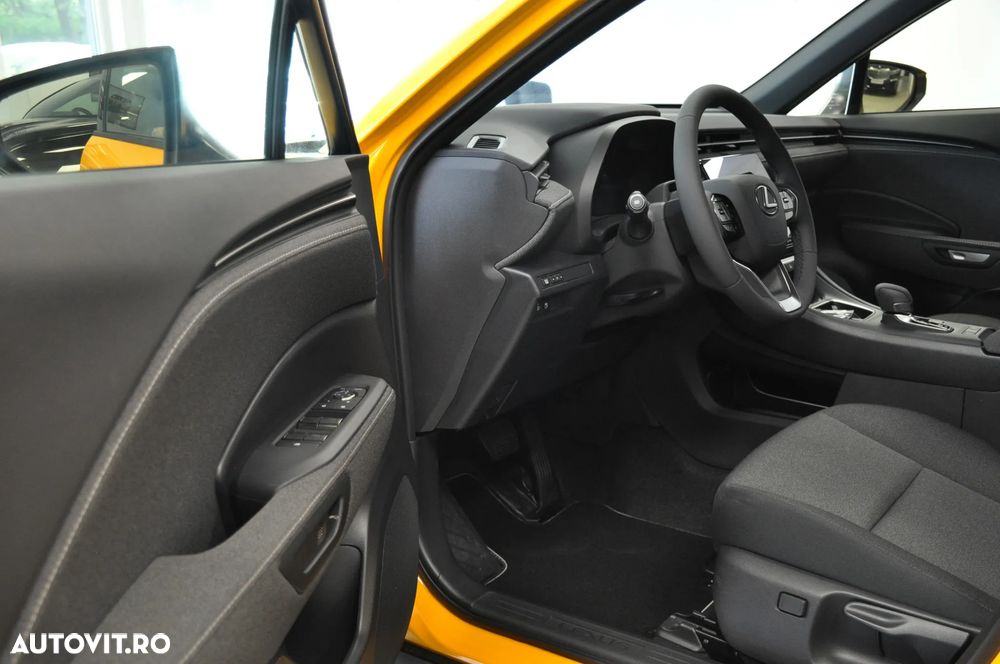 Lexus LBX - 6