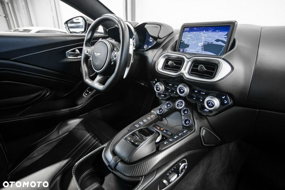 Aston Martin Vantage - 32