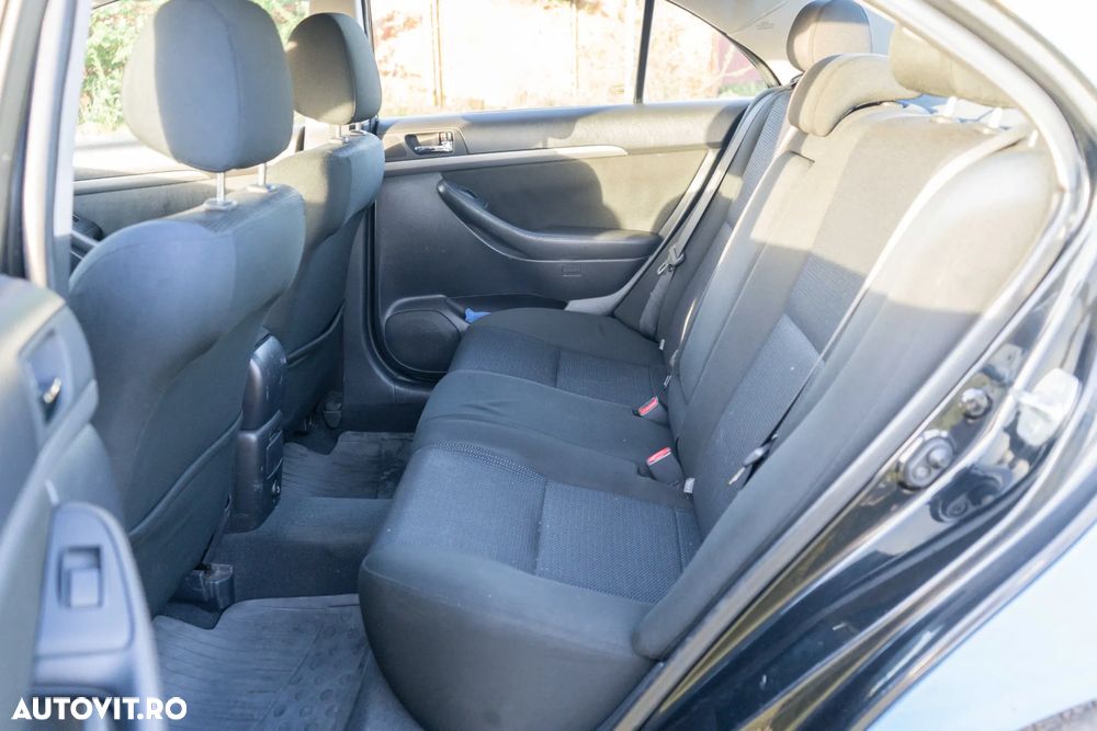 Toyota Avensis 1.6 Comfort - 12