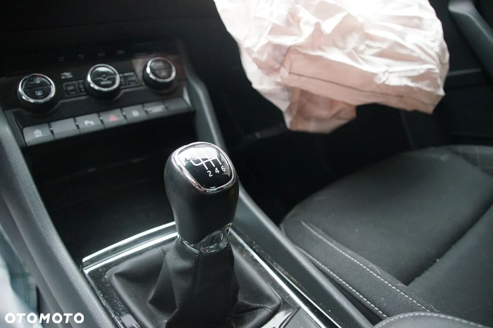 Auto na części - Skoda Karoq 1.6 TDI 115 KM DGTE TKK LS9R 130 TYS. KM 2018R Silnik Skrzynia Drzwi Lusterko Klapa Lampa Szyba Felga Deska Kokpit Moduł Licznik Radio Fotel Zderzak Chłodnica Błotnik Zawieszenie Turbina Wtryski Intercooler Kompletne Części Rozbiórka - 17