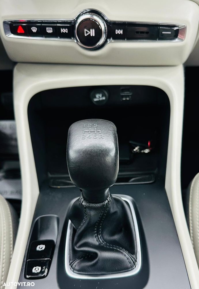 Volvo XC 40 D3 Momentum Pro - 24