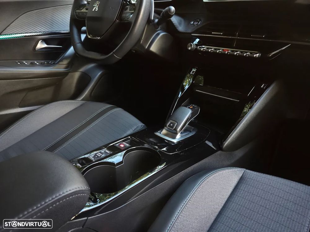 Peugeot 2008 1.2 PureTech Allure EAT8 - 24