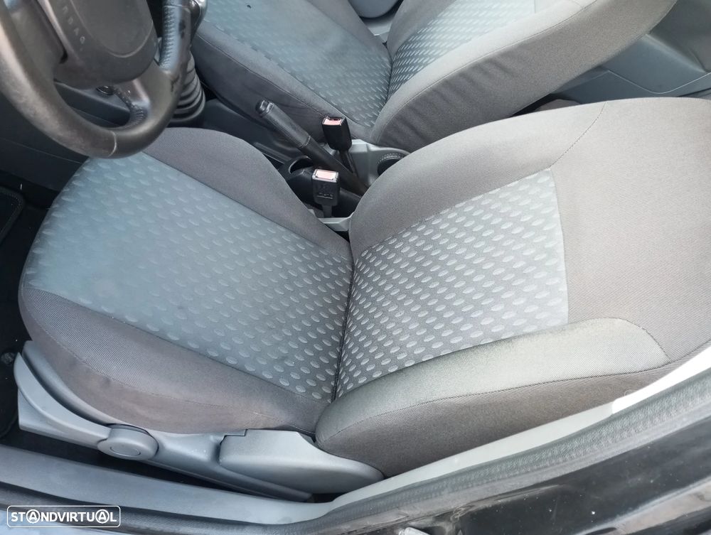 Ford Fiesta 1.4 Ambiente - 12
