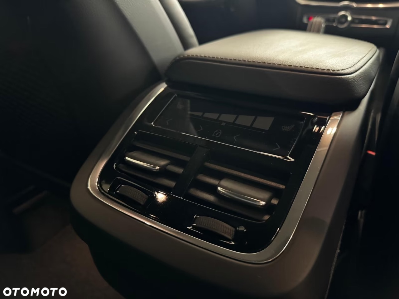 Volvo XC 60 B4 D AWD Plus Dark - 16