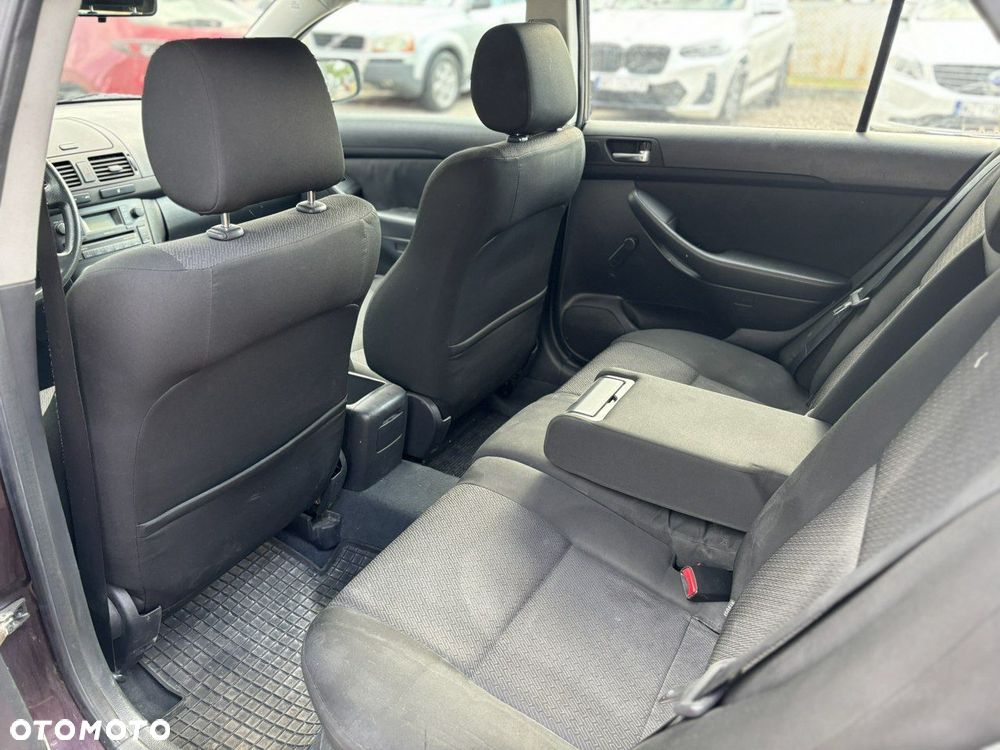 Toyota Avensis - 18