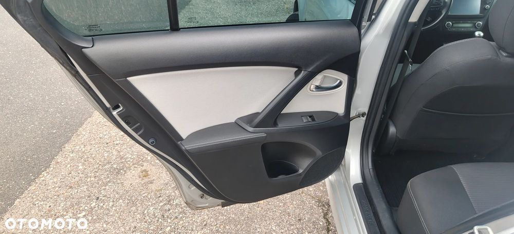 Toyota Avensis 1.8 Premium - 17