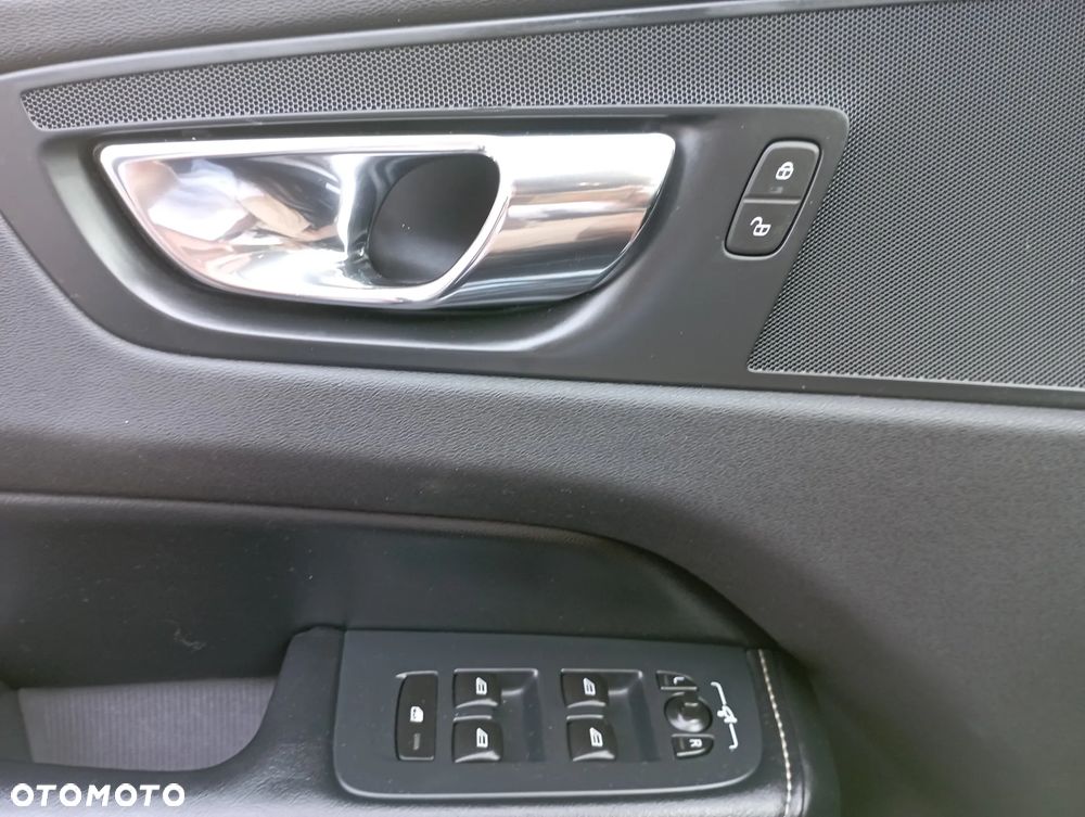 Volvo XC 60 D5 AWD R-Design - 26