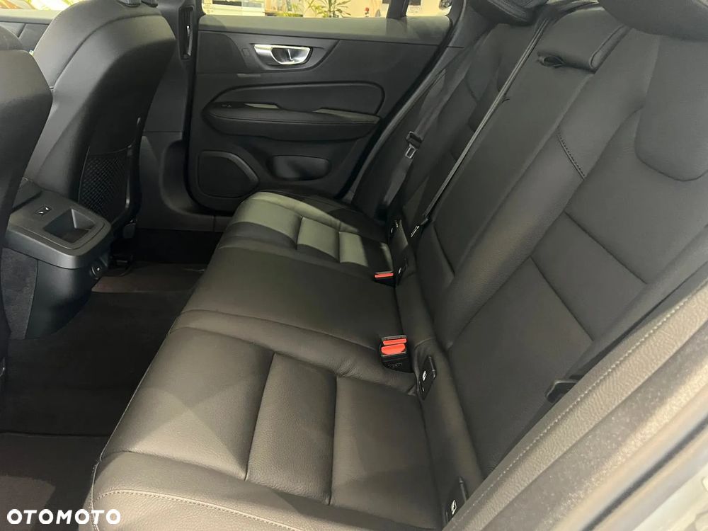 Volvo V60 B4 B DKG Plus Dark - 3