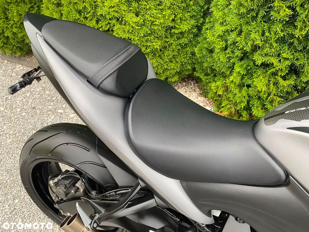 Suzuki GSX - 12