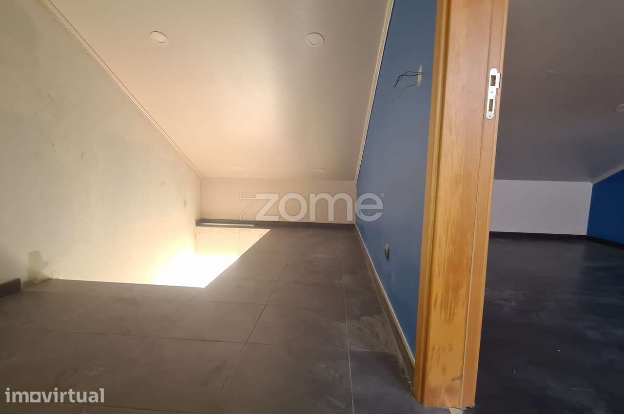 T3 transformado em T4 Duplex com Sótão – Para Obras – Arrentela - Grande imagem: 5/19