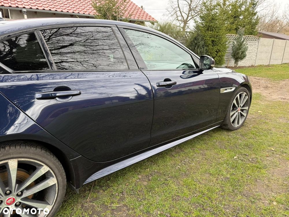 Jaguar XE 2.0 D R-Sport - 4