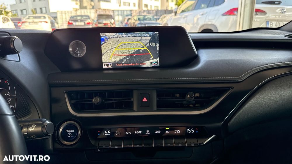 Lexus UX 250h FWD Executive - 28