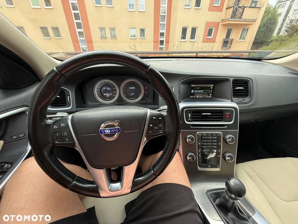 Volvo V60 D4 Momentum - 24