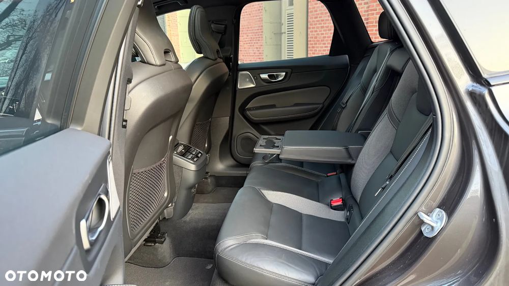Volvo XC 60 B5 B AWD Ultra Dark - 32