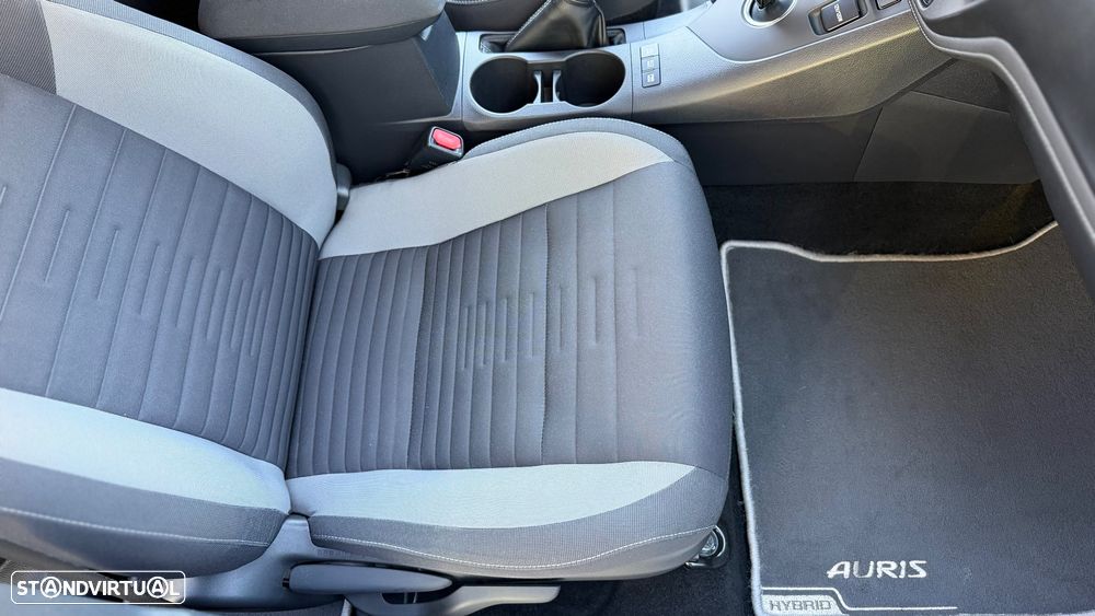 Toyota Auris Touring Sports 1.8 HSD Comfort +P.Techno+P.Sport - 17
