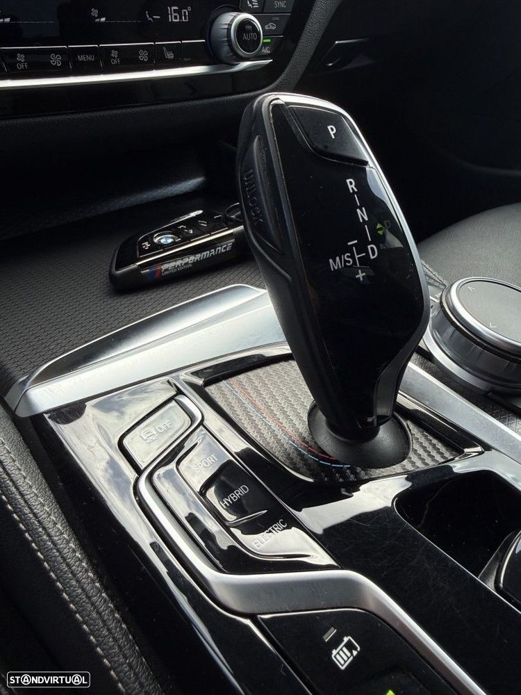 BMW 545 e xDrive Pack M - 18