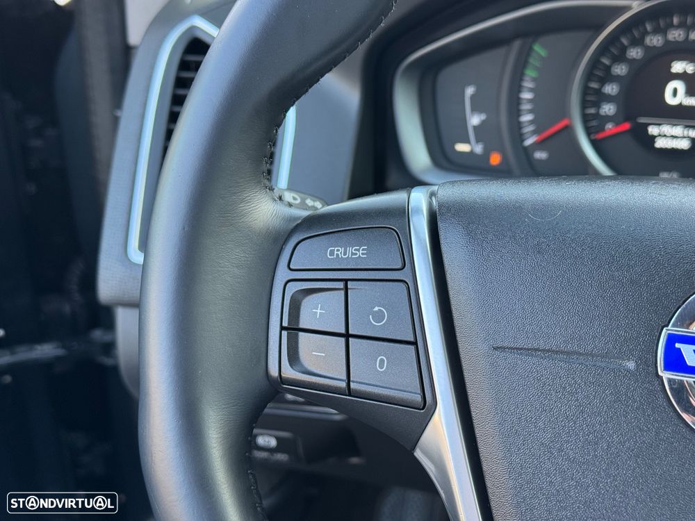 Volvo XC 60 2.0 D4 Momentum Geartronic - 12