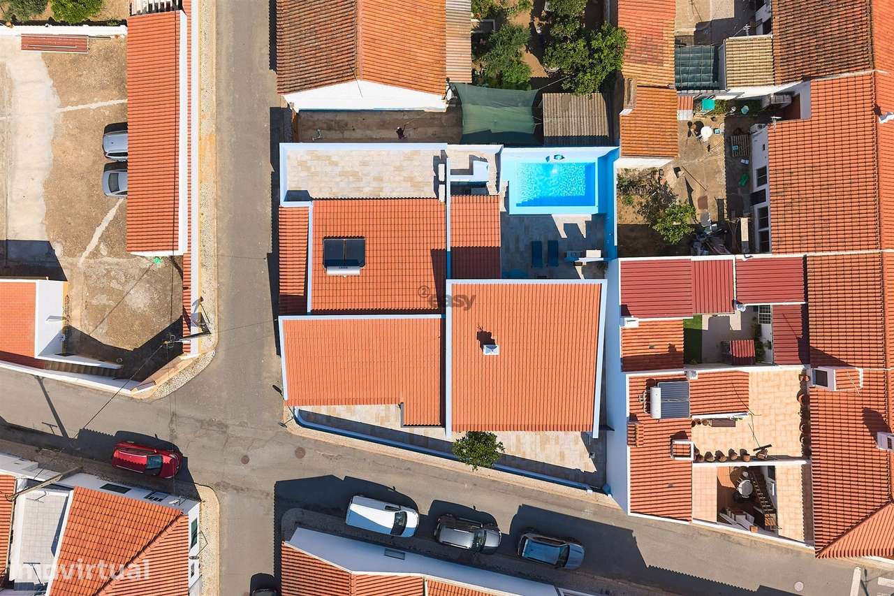 Elegância Contemporânea: Moradia T5 com Piscina e Garagem em Alvalade - Grande imagem: 3/60
