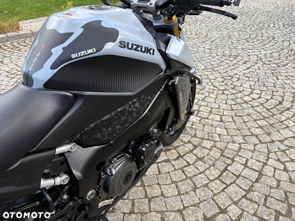 Suzuki GSX - 16