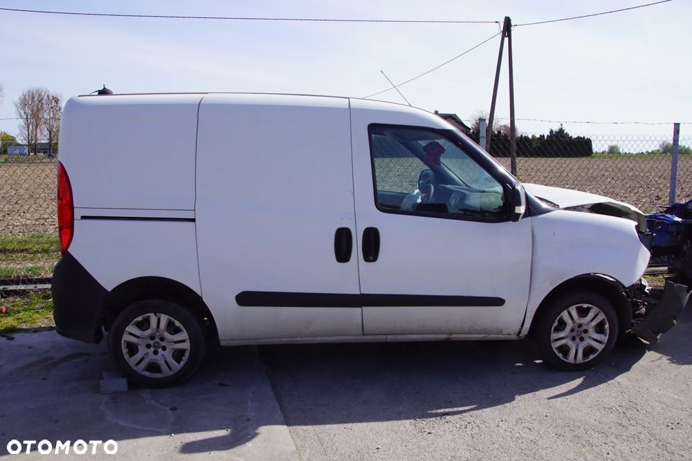 Auto na części - Fiat Doblo II Lift 1.3 MultiJet 90 KM 263A2000 C510 249 2016R Silnik Skrzynia Drzwi Błotnik Zderzak Lampa Klamka Lusterko Szyba Deska Kokpit Sterownik Moduł Czujnik Licznik Wyświetlacz Panel Kierownica - 3