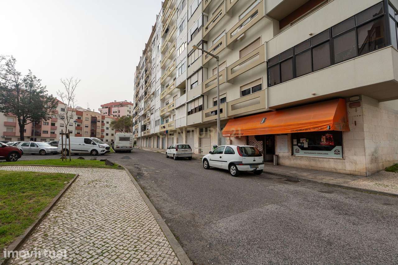 Loja com afetação de comércio, localizada no Casal Chapim, em Odivelas - Grande imagem: 3/17