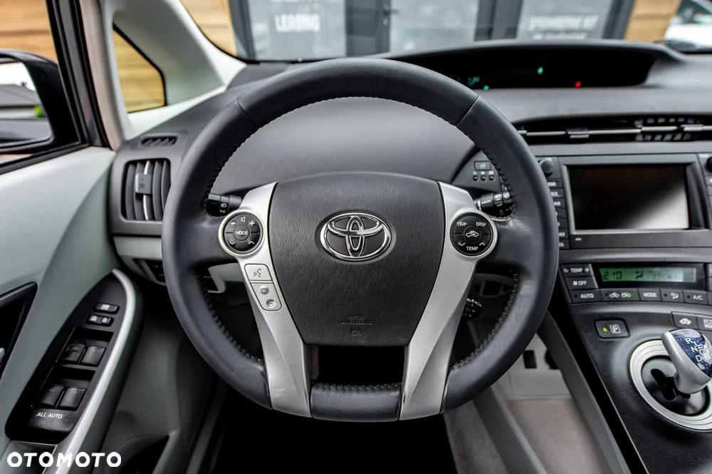 Toyota Prius (Hybrid) Life - 24
