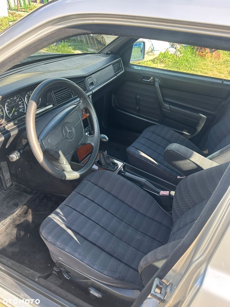 Mercedes-Benz W201 (190) - 12