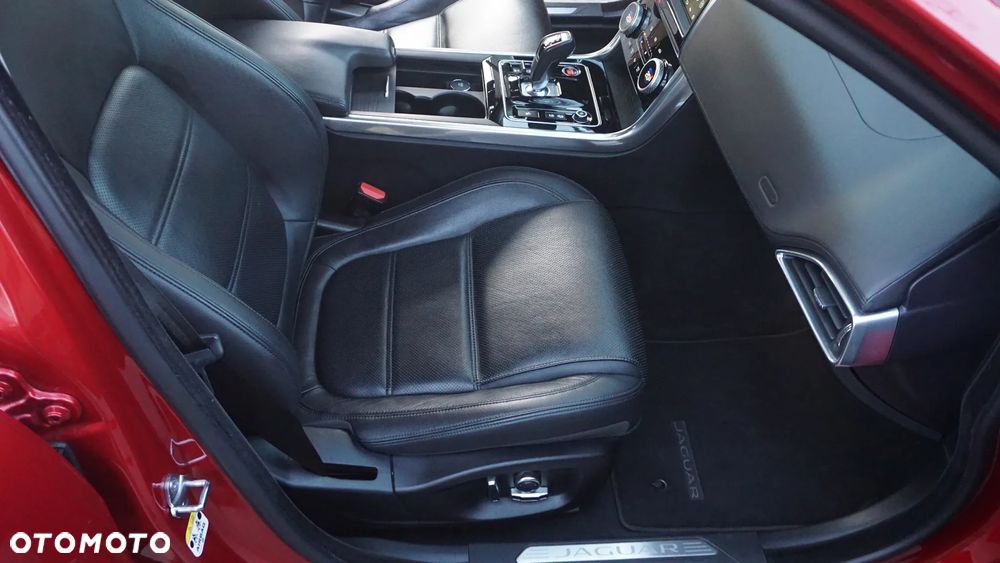 Jaguar XE 2.0 D180 S - 13