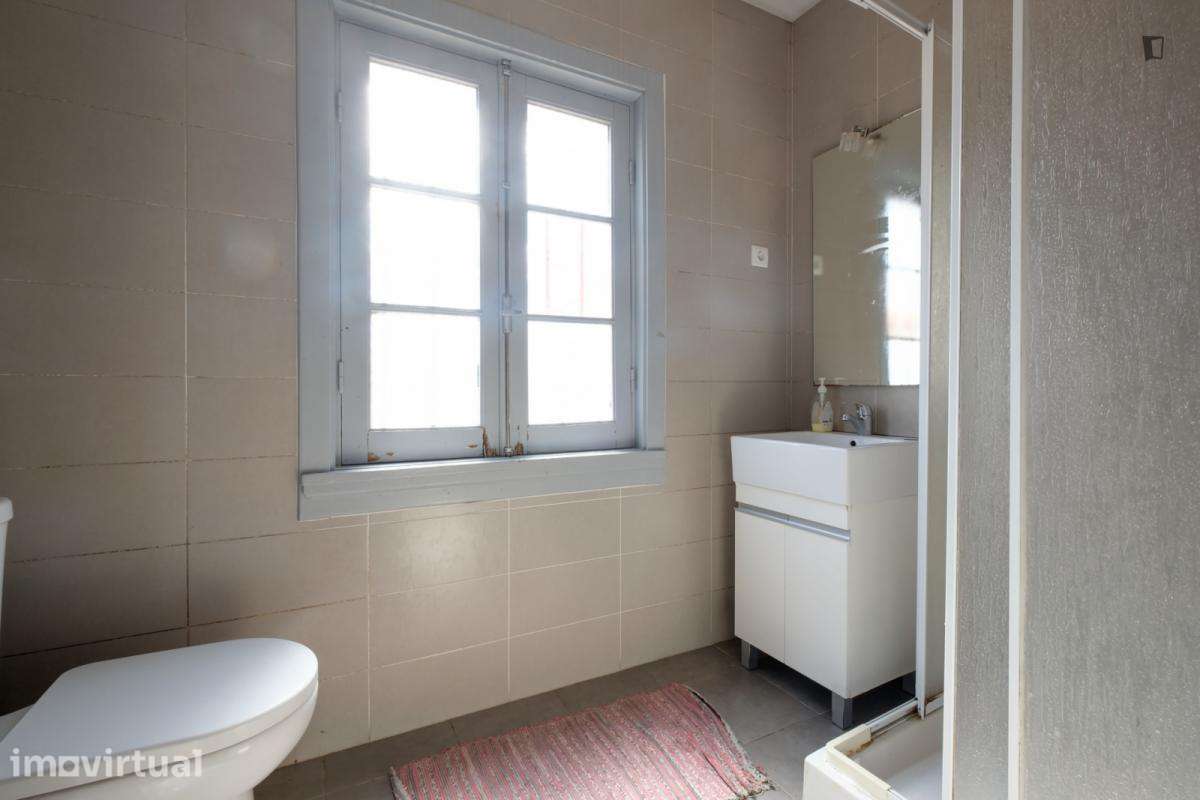 Quarto - localizado em Baixa Coimbra - Grande imagem: 2/3