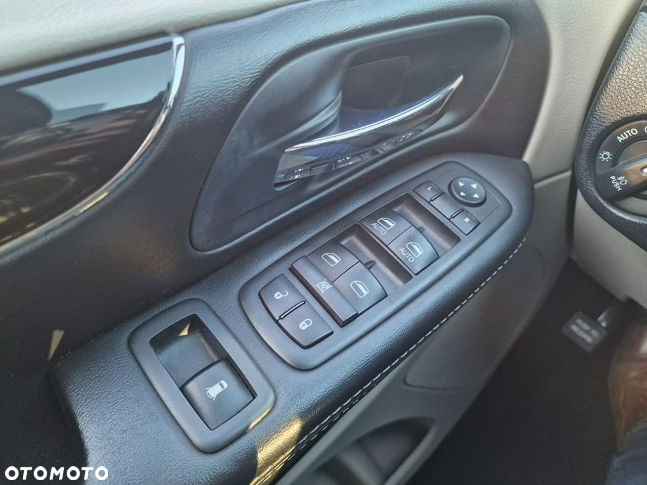 Dodge Grand Caravan - 10