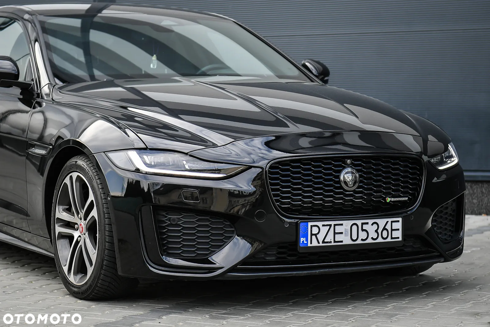 Jaguar XE 2.0 D180 R-Dynamic S - 25