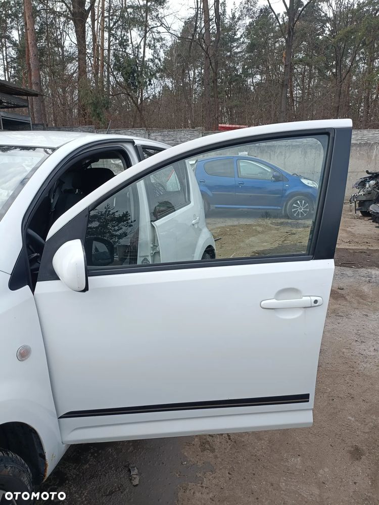 DAIHATU SIRION II 04-10 r. W09 DRZWI lewy przód lewe ** - 10