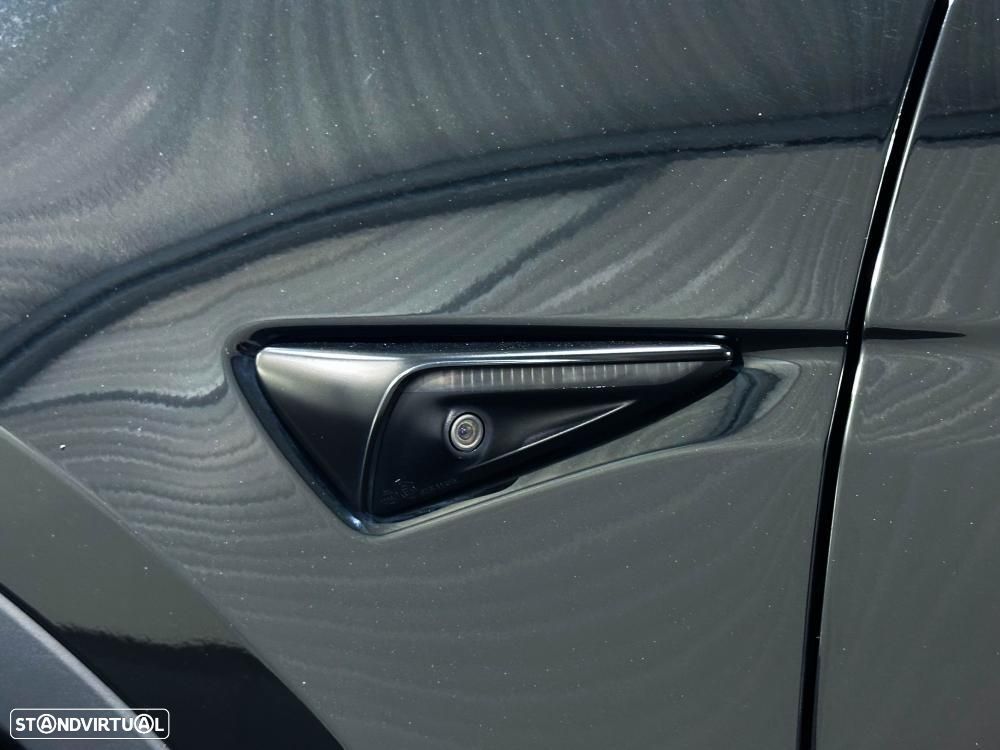Tesla Model Y Long Range Dual Motor AWD - 16