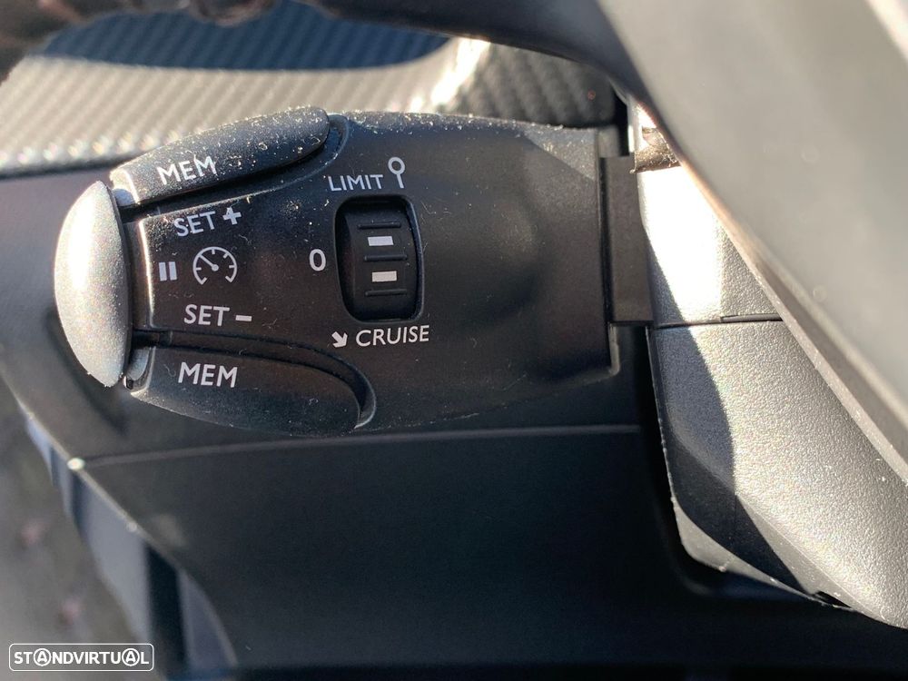 Peugeot 2008 1.2 PureTech Allure - 40