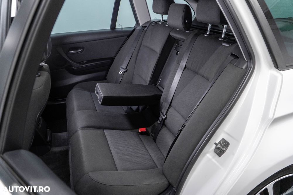 BMW Seria 3 318d DPF Touring Aut. - 18