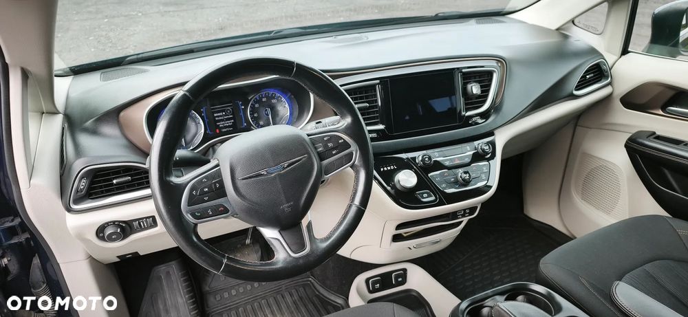 Chrysler Pacifica - 17