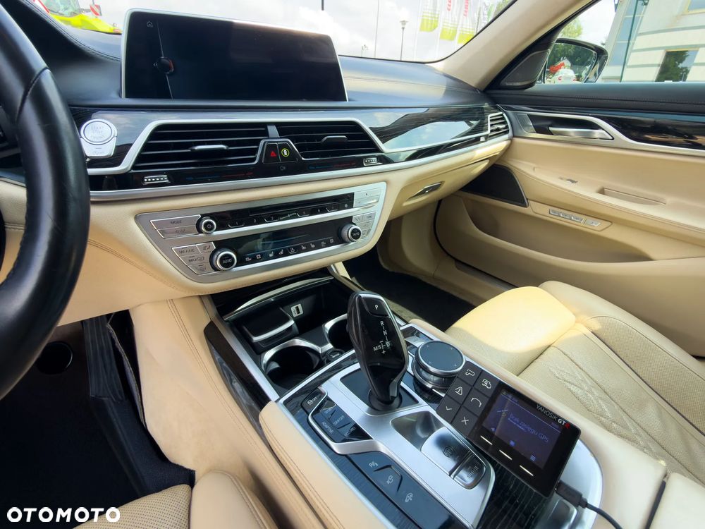 BMW Seria 7 750Li xDrive - 12